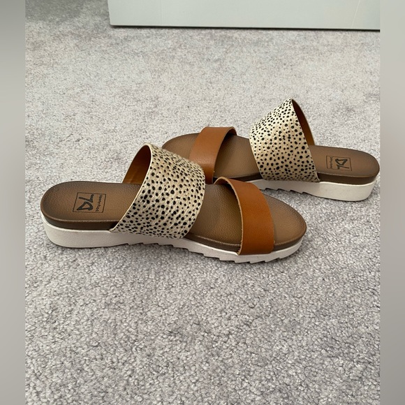 Dirty Laundry Coastline Cheetah Sandal Size 7.5 - Picture 3 of 6